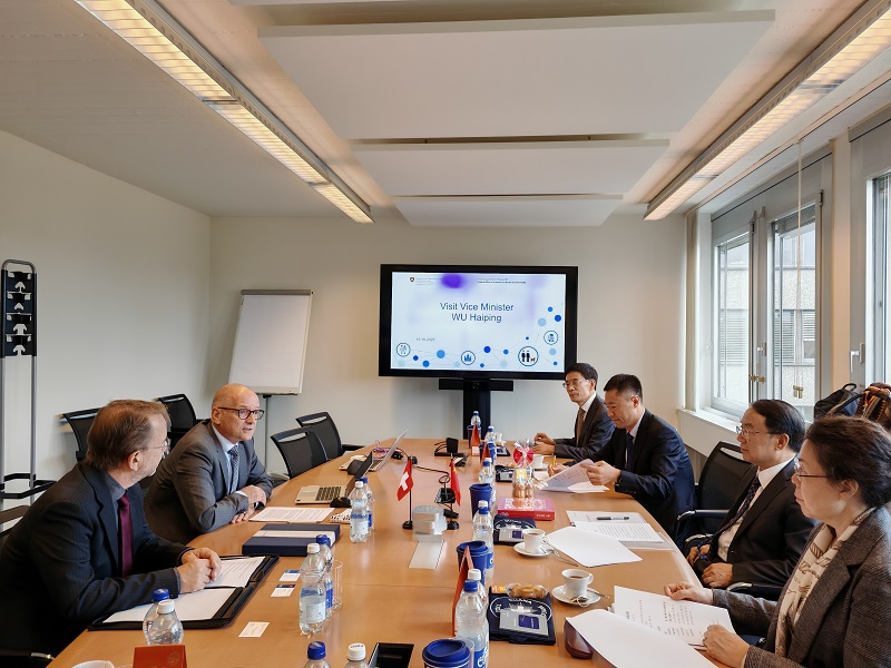 图为代表团应邀会见瑞士联邦海关与边境管理局图为代表团与保加利亚农业...