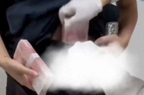 近日罗湖海关在出境旅客携带的行李和腰腹部的束身衣内查获未申报人民币...