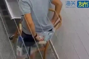 10月14日一男子人身绑藏旧手机68台进境被拱北海关所属闸口海关当...