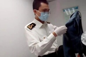 近日罗湖海关在进境旅客内裤裆部查获冰毒2包净重841克罗湖海关关员...