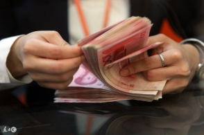 中小银行密集下调存款利率主要原因在于净息差持续承压与经营策略调整的...