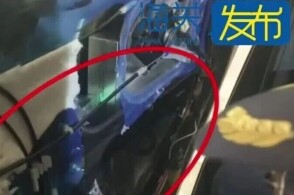 近日一辆跨境客车从深圳湾口岸出境经过海关监管区时未向海关申报海关关...