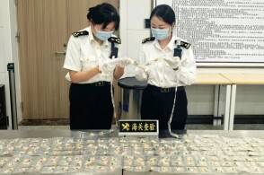 近日济南海关所属济南机场海关在对进境航班实施监管时发现一名选择绿色...