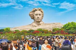 6月30日位于河南省洛阳市的中信重工焦裕禄事迹展览馆游客追寻先辈记...