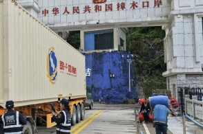 远山如黛薄雾轻抚初阳淡3月24日清晨一批货值3万余元的医疗设备在拉...