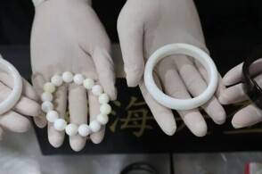 7月7日经专业机构鉴定南京禄口机场海关在旅检渠道查获的5只手镯被确...