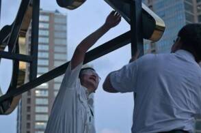 上海海关8月7日上海海关所属科创海关关员进行防汛沙袋垒筑加固全力应...