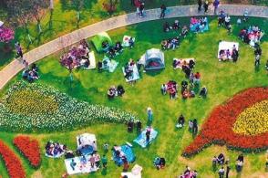 3月15日江西省南昌市南昌县黄马乡凤凰沟风景区游客在草坪上露营野餐...