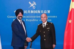 海关总署副署长王军会见加拿大食品检验署署长科查尔高立强摄5月14日...