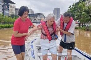 这里是广西贵港台风美莎克走了留下一个泡在水里的城市积水把街道变成了...