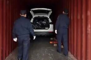 近日青岛海关所属黄岛海关关员在对一个申报进境的空箱监管时发现重量异...