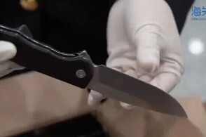 近日深圳宝安机场海关在旅检出境渠道查获管制刀具406把当日海关关员...