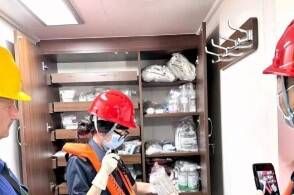 清晨八点位于广东江门的银洲湖水面已经热得冒烟了一艘崭新的万吨大船靠...