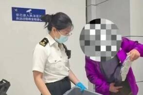 近日青岛海关所属荣成海关关员在对一名经绿色通道进境旅客及其行李物品...