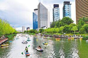 6月7日市民在北京市亮马河体验桨板皮划艇等水上项目胡庆明摄中经视觉...
