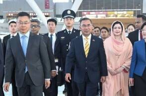 6月24日孟加拉人民共和国总理塔里克拉赫曼乘高铁抵达北京塔里克于6...