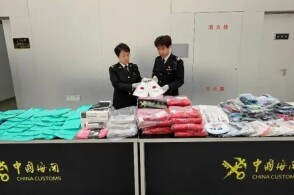 近日青岛大港海关关员在对进境旅客及其行李物品进行监管时发现一名选择...