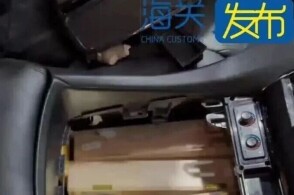 近日深圳湾海关在进境客运渠道查获车体夹藏雪茄160支当日一辆跨境客...