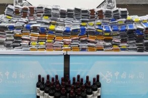 近日拱北海关所属港珠澳大桥海关连查两起跨境客车改装夹层藏匿旧手机和...