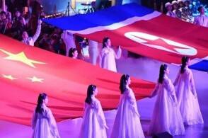 当地时间6月8日晚中共中央总书记国家主席习近平和夫人彭丽媛在朝鲜劳...