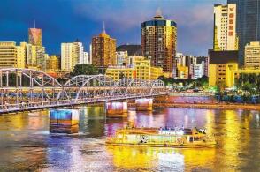 5月18日江苏省如皋市博物馆奇妙夜活动现场市民与如皋非遗杖头木偶互...
