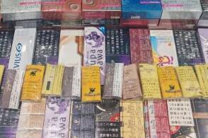 近日大连周水子机场海关在进境旅检渠道查获旅客违规携带加热卷烟936...