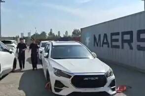 近日天津东疆海关在对某企业一票申报为二手汽车配件的出口货物进行机检...