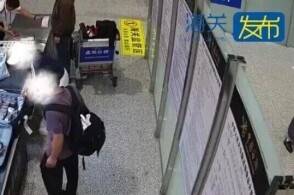 近日天津滨海机场海关关员在对进境旅客及其行李物品进行监管时发现3名...