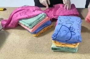 近日深圳邮局海关查获大麻毛重9736克当日海关关员在对转运货物开展...