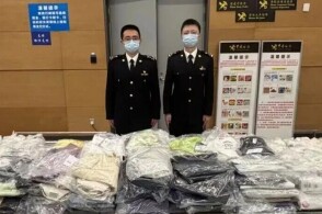 近日成都海关所属成都双流机场海关在监管进境航班时发现一名选择绿色通...