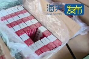 近日深圳海关关员在对一批申报为床上用品四件套的出口货物实施查验时发...