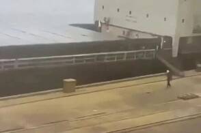 7月31日大连海关所属北良港海关关员利用视频监控系统对海关监管场所...