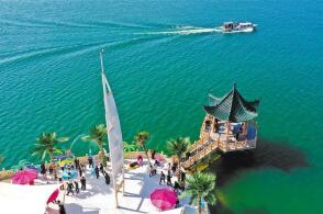 3月10日湖南省永州市江永县潇浦镇接龙桥村工人在砌田埂以提高水资源...