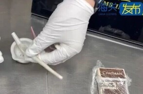 近日罗湖海关查获一名进境旅客藏匿在香烟盒内的自制大麻卷烟1根净重0...