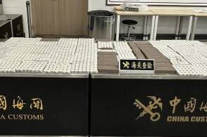 近日济南机场海关关员在监管入境航班期间发现一名走绿色通道旅客的行李...