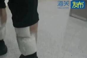 8月15日一男子人身绑藏8千余克银粒经拱北口岸进境被拱北海关所属闸...