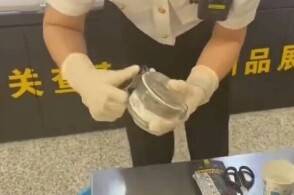 近日西安咸阳机场海关关员对进境旅客开展监管查验时发现一名旅客进入海...