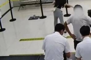 6月7日拱北海关所属九洲海关在进境旅检渠道查获毒品冰毒2袋净重27...
