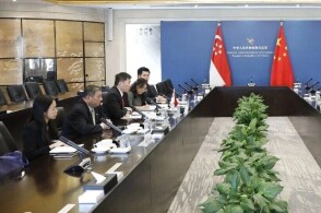 3月17日海关总署副署长张宝峰在署会见新加坡永续发展与环境部常任秘...