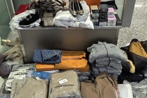 近日重庆海关所属重庆江北机场海关关员在对入境旅客及行李进行监管时发...