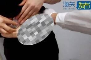 近日罗湖海关在进境旅客内衣中查获全新手表4块海关关员在对进境旅客进...