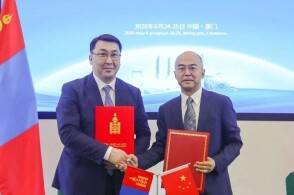 6月24日海关总署副署长王军与蒙古国食品农业与轻工业部国务秘书扎木...