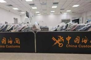 近日青岛海关所属烟台海关关员在对入境航班进行监管时发现2名选择绿色...