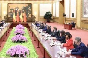 4月14日下午国务院总理李强在北京人民大会堂同来华进行正式访问的西...