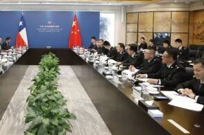 海关总署副署长吴海平会见智利国际经济关系副部长埃斯特韦斯贺剑摄5月...