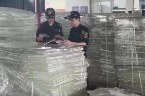 近日蛇口海关查获洋垃圾2333吨蛇口海关关员在对一批申报为亚克力板...