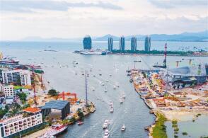 2025年11月14日拍摄的海南省儋州市洋浦国际集装箱码头据统计封...