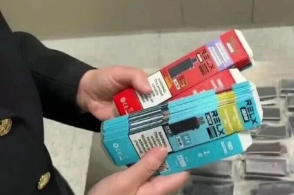 近日青岛胶东机场海关关员在对进境航班进行监管时发现一名经无申报通道...