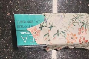 近日拱北海关所属港珠澳大桥海关查获一起旅客走私化妆品卷烟进境案5月...