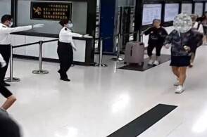 近日罗湖海关在进境旅客鞋内查获氯胺酮俗称K粉净重479克海关关员在...